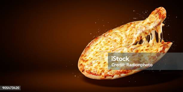 Photo libre de droit de Dépliant Promotionnel De Concept Et Daffiches Pour Les Restaurants Ou Pizzerias Modèle Avec Pizza Margarita Goût Délicieux Fromage Mozzarella Tomates Cerises Et Copie Espace Pour Votre Texte banque d'images et plus d'images libres de droit de Pizza