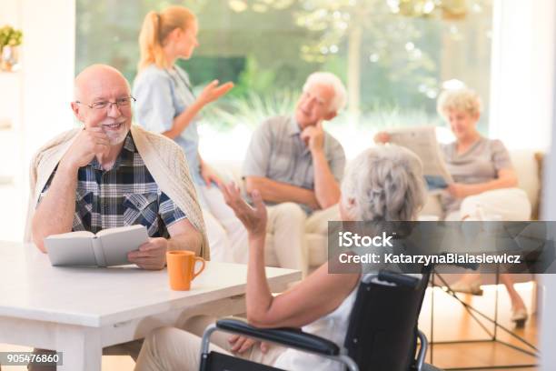 장애인된 여자와 얘기 하는 남자 노인에 대한 스톡 사진 및 기타 이미지 - 노인, 생활 방식, 요양원