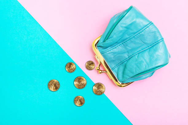 硬貨の財布。幾何学的なピンクとターコイズ ブルーの背景に折革の財布トレンド色。 - finance wallet bag paying ストックフォトと画像