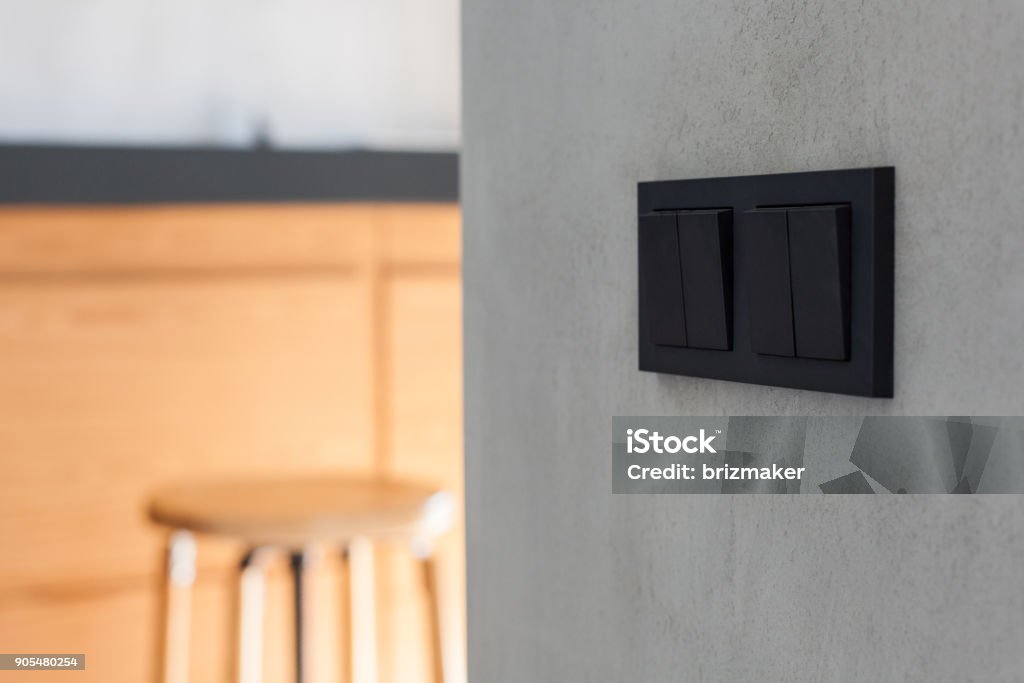 Schwarzer Lichtschalter an Grauer Wand in Der Küche Stockfoto - Bild von  stuhl, zählwerk: 224719058