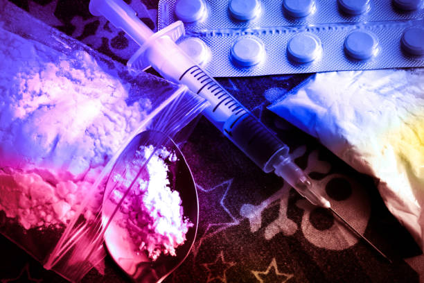 epidemia de opioide. pílulas de opioides. conceito de abuso de drogas. seringa colher de preparação e preparou a heroína. pare o uso de drogas. - narcotic drug abuse cocaine heroin - fotografias e filmes do acervo