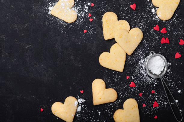 walentynki tło z ciasteczkami w kształcie serca. słodkie pieczenie. widok z góry. - heart shaped cookie zdjęcia i obrazy z banku zdjęć