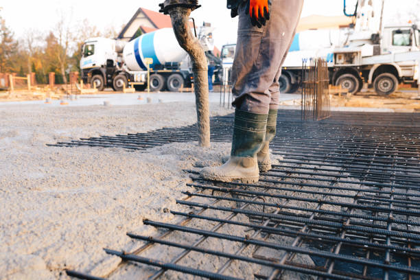 versamento di calcestruzzo durante la cementazione commerciale di pavimenti di edifici in costruzione - level rod foto e immagini stock