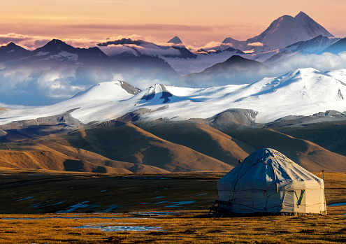 Tiendas nómadas conocidas como Yurt en las montañas de Almaty, Kazajstán photo