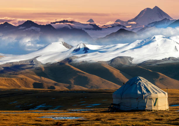 tiendas nómadas conocidas como yurt en las montañas de almaty, kazajstán - asia central fotografías e imágenes de stock