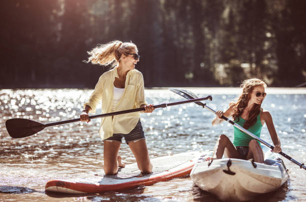 fotografii de stoc, fotografii și imagini scutite de redevențe cu grupul de prieteni paddle îmbarcare (sup) pe lacul - paddleboard