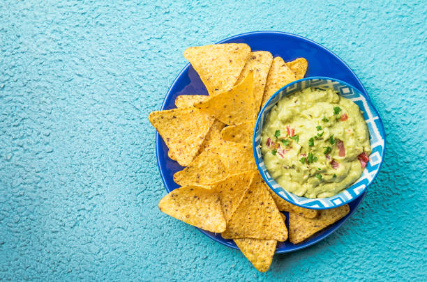 mexikanische nachos mit guacamole - guacamole stock-fotos und bilder