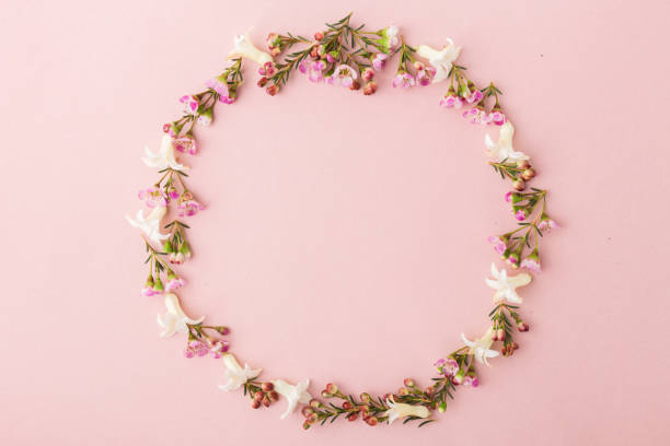 istock Circle made of flowers 905493694