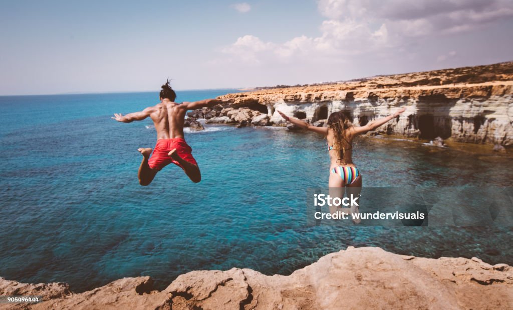 Furchtlose Taucher Pärchen Sprung von Klippe ins Meer - Lizenzfrei Republik Zypern Stock-Foto