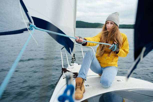 giovane donna forte che naviga sulla barca - albero di bompresso foto e immagini stock