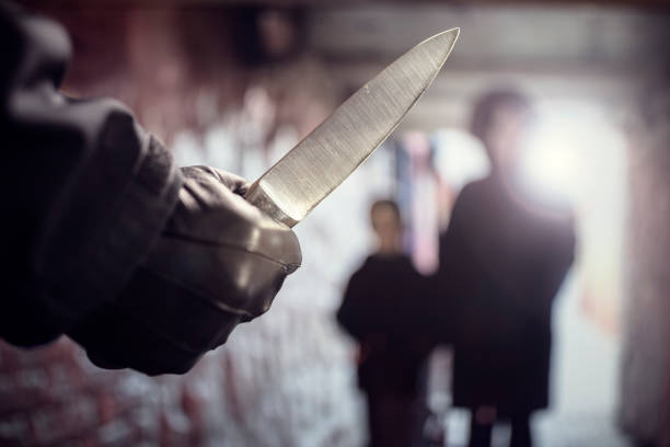ナイフ武器脅迫女性地下道犯罪と犯罪者 - 殺人者 ストックフォトと画像