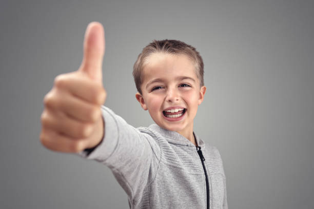 同意の親指を持つ少年 - thumbs up child success winning ストックフォトと画像