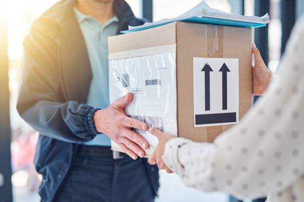 あなたの手に直接配信 - postal worker delivering mail post office ストックフォトと画像