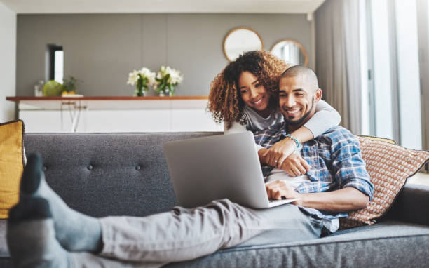 es innegable su conexión - computer laptop couple women fotografías e imágenes de stock