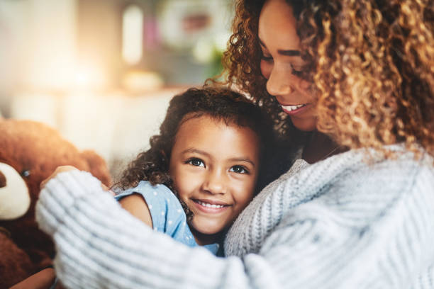 mama przytula, nic zupełnie jak oni - happiness smiling offspring family zdjęcia i obrazy z banku zdjęć