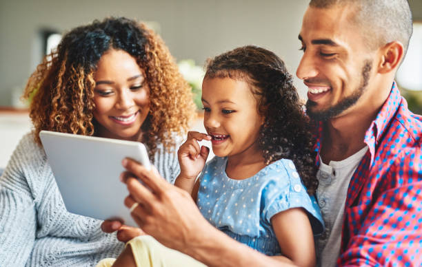 tiempo de calidad para la familia moderna - togetherness learning playful mother fotografías e imágenes de stock