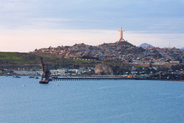 panoramablick von coquimbo und das dritte jahrtausend-kreuz. - coquimbo region stock-fotos und bilder