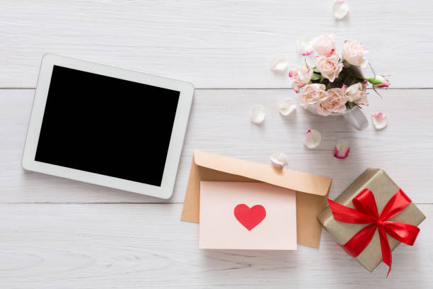 istock Valentine day online, emailing background 905547992
