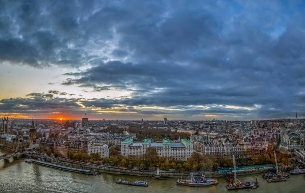 日没時間で有名なロンドン ・ アイから空撮 - london england thames river millennium wheel aerial view ストックフォトと画像