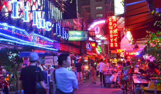 soi cowboy à bangkok - gogo bar photos et images de collection