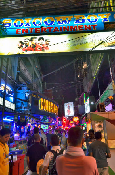 touristes entrant dans soi cowboy à bangkok - gogo bar photos et images de collection