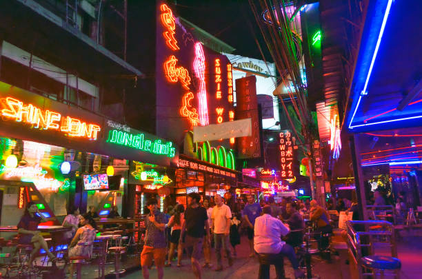 soi cowboy à bangkok - gogo bar photos et images de collection