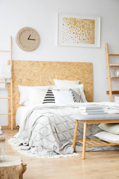 istock Natural bedroom with gold painting 905554324