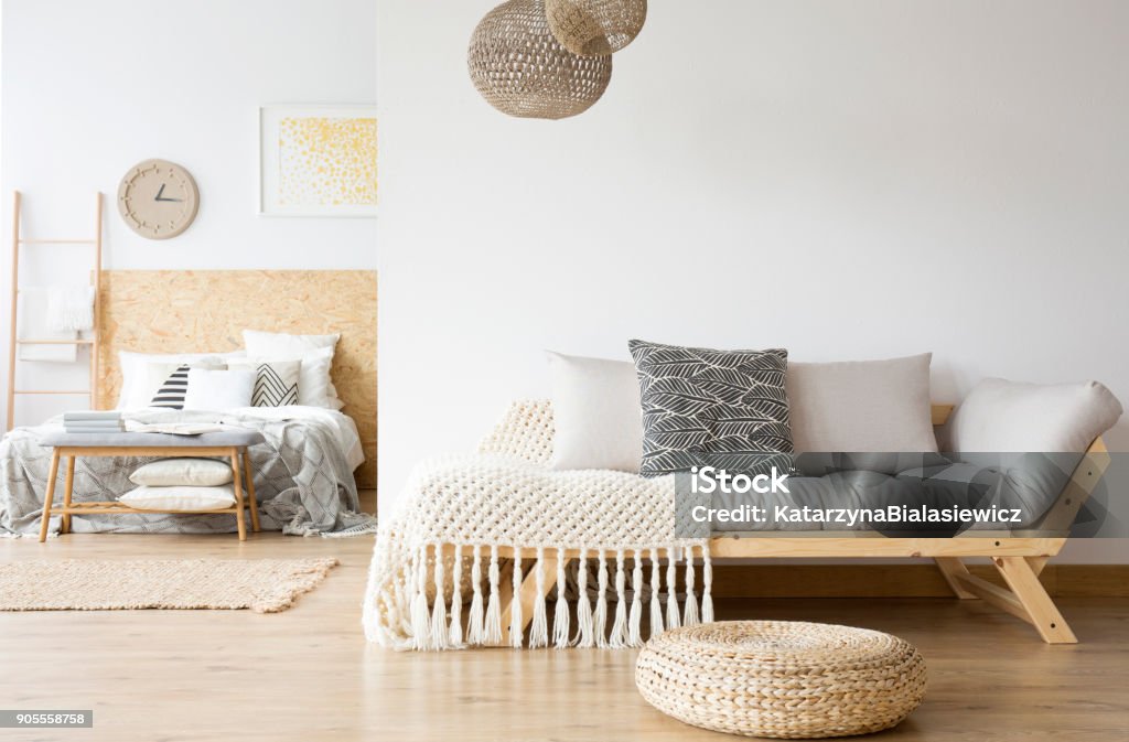 Graue Couch und Holzbett - Lizenzfrei Designer-Einrichtung Stock-Foto