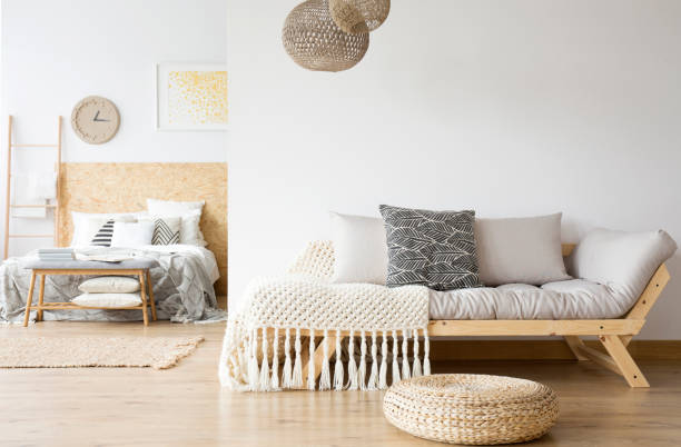 graue couch und holzbett - decor indoors pillow bedroom stock-fotos und bilder