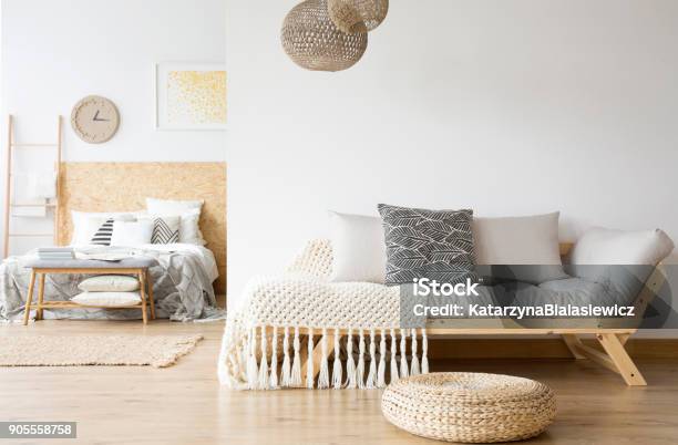 Graue Couch Und Holzbett Stockfoto und mehr Bilder von Designer-Einrichtung - Designer-Einrichtung, Schlafzimmer, Hausdekor