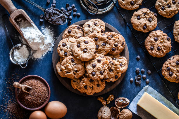 preparazione dei biscotti al cioccolato - cookie foto e immagini stock