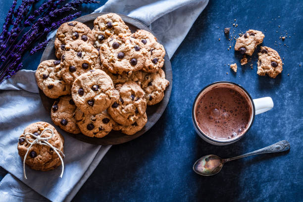 自家製のチョコレート チップ クッキーやチョコレートに熱いマグカップ - plate ingredient food chocolate ストックフォトと画像