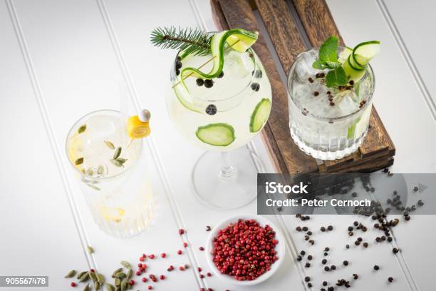 Gin Und Tonic Handwerk Stilvollen Cocktail Trinken Stockfoto und mehr Bilder von Gin - Gin, Cocktail, Handgemacht