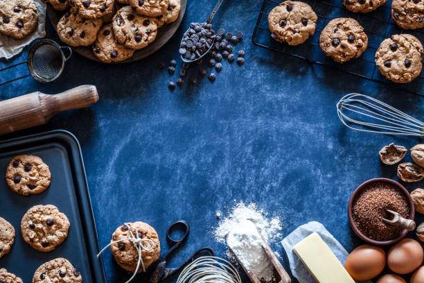 preparar biscoitos de chocolate - cookie chocolate chocolate chip chocolate chip cookie - fotografias e filmes do acervo