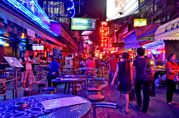 soi cowboy à bangkok - gogo bar photos et images de collection