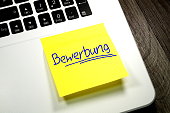 ein-computer-und-eine-notiz-mit-dem-wort-bewerbung.jpg?b=1&s=170x170&k=20&c=tWZqEOYcRVk6R06RwUWN_r3iHm5VUZSeP71Ew5tjFp4=