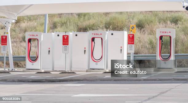 Mérida Extremadura España 12 De Enero De 2018 Tesla Sobrealimentador Estaciones Y Parking Para Coches Eléctricos Y Ecológicos Instalado Cerca De La Autopista A5 Tesla Motors Desarrolla Red De Las Estaciones De Carga En Toda Europa Y El Mundo Foto de stock y más banco de imágenes de Aparcar