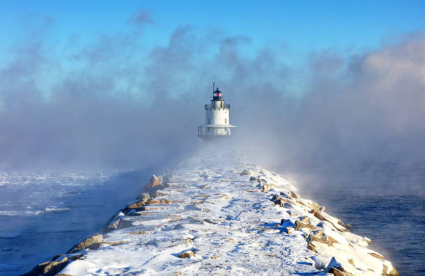 북극 바다 연기에 봄 포인트 선반 빛 - maine lighthouse winter ice 뉴스 사진 이미지