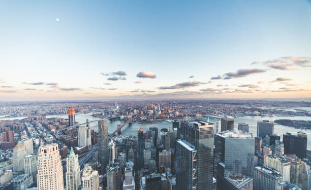 vista aérea do horizonte de manhattan - overcast day new york city manhattan - fotografias e filmes do acervo