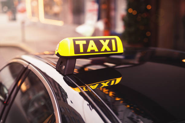 夜黄色のタクシー車の屋根の記号。夜路上のタクシー車 - タクシー 写真 ストックフォトと画像