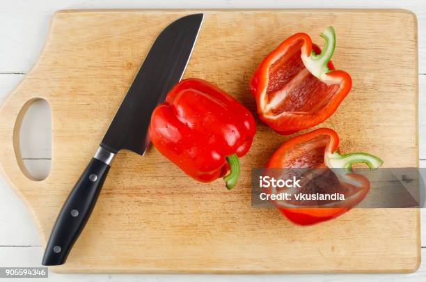 Foto de Pimentão Inteiro E Cortado Na Tábua e mais fotos de stock de Cortar - Atividade - Cortar - Atividade, Pimentão, Pimentão - Legume