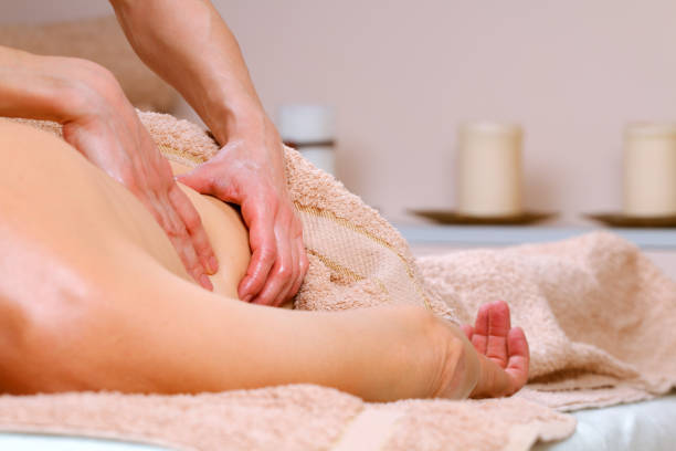 masażysta masujący ramiona i plecy mężczyzny - lastone therapy men spa treatment male zdjęcia i obrazy z banku zdjęć