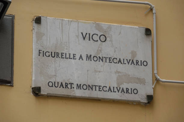 istock Signpost on Naples wall 905599988