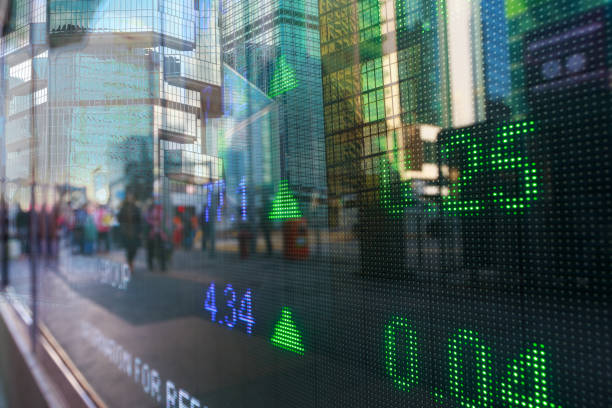 hong kong visualizza i dati del mercato azionario - stock market finance investment stock ticker board foto e immagini stock