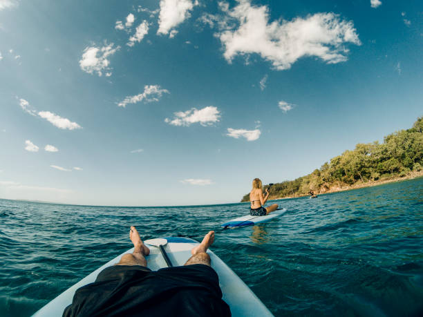 entspannen sie sich im meer - bonding horizontal surfing surf stock-fotos und bilder