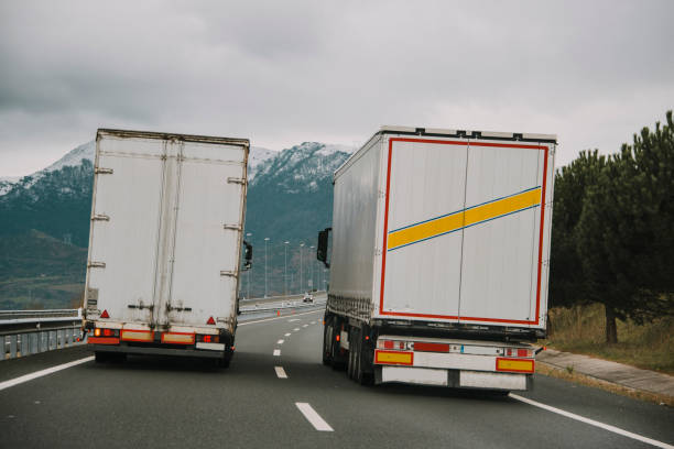 wyprzedzanie dwóch ciężarówek - overtake zdjęcia i obrazy z banku zdjęć