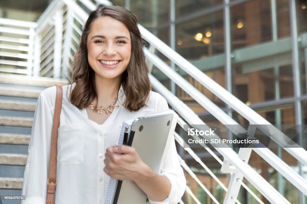 Zuversichtlich College-Student auf dem Weg zur Klasse - Lizenzfrei Universitätsstudent Stock-Foto