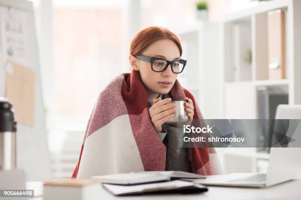 Winter Im Büro Stockfoto und mehr Bilder von Kälte - Kälte, Büro, Frauen