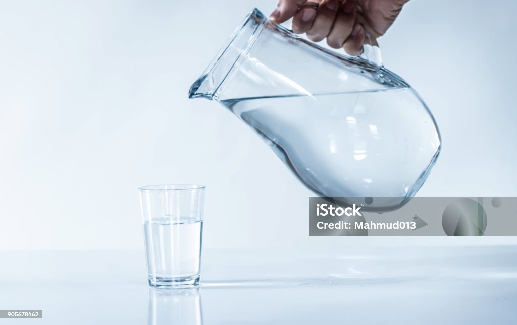 el hombre llena la taza de agua. DRİNK AGUA. - Foto de stock de 2015 libre de derechos