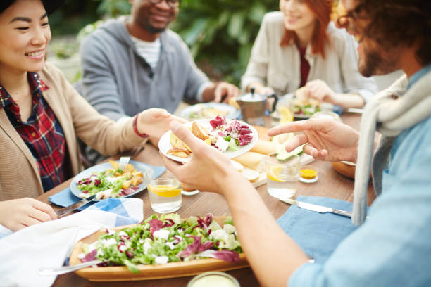 istock Giving food 905682956